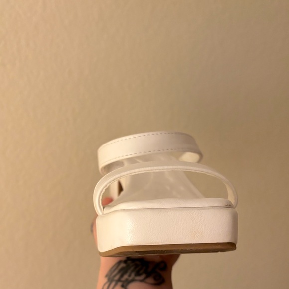 🤍Olivia Miller White Block Heel Sandals (size 7)🤍 - Picture 9 of 14